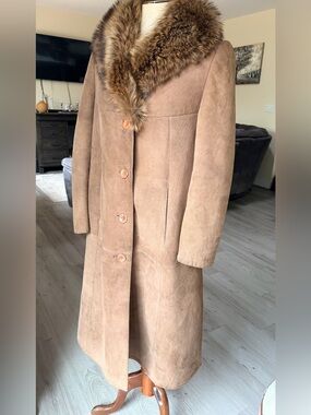 Vintage 70’s Shearling Wool Coat w/Beaver Fur Collar. Mocha Colour. Size M.
